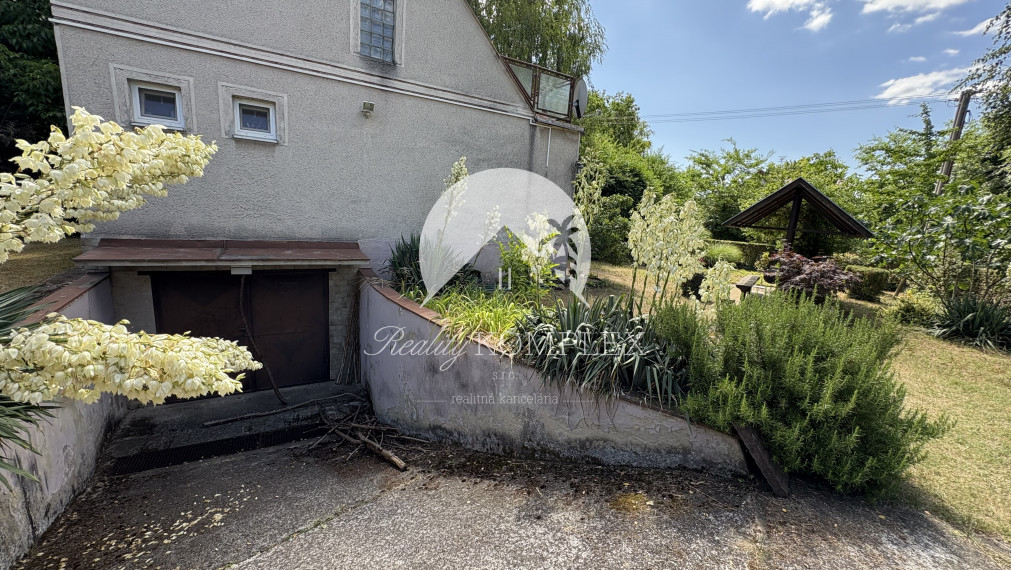 EXKLUZÍVNE IBA U NÁS !!! Reality KOMPLEX s.r.o. vám ponúka na predaj rekreačnú chatu obklopenú krásnou prírodou v obci Radvaň nad Dunajom, 50m od  piesočnatej pláže Dunaja !!!