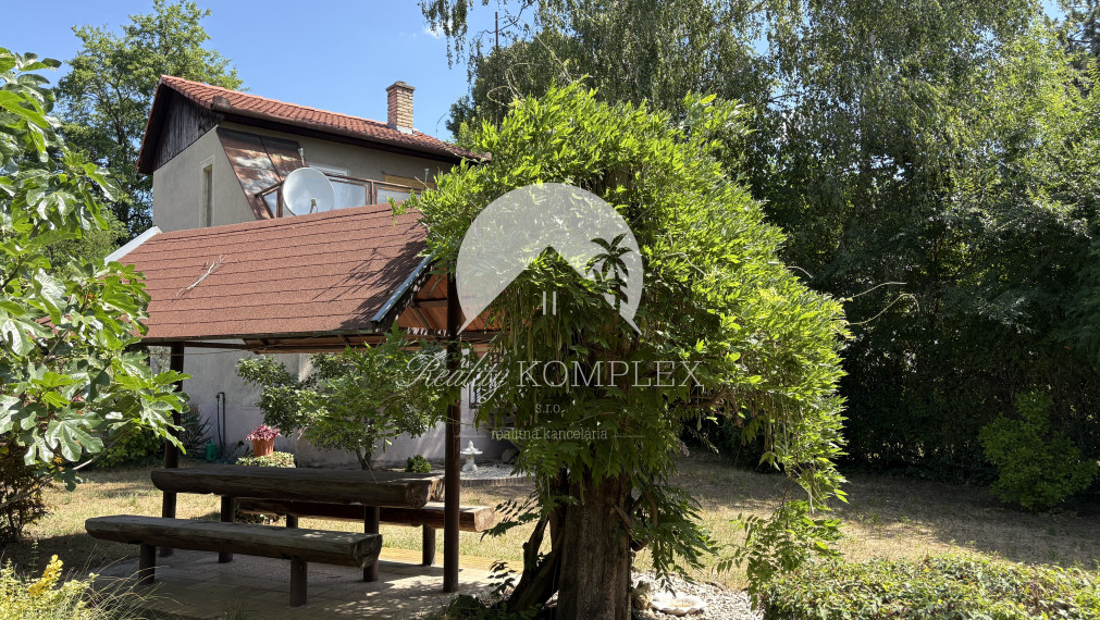 EXKLUZÍVNE IBA U NÁS !!! Reality KOMPLEX s.r.o. vám ponúka na predaj rekreačnú chatu obklopenú krásnou prírodou v obci Radvaň nad Dunajom, 50m od  piesočnatej pláže Dunaja !!!