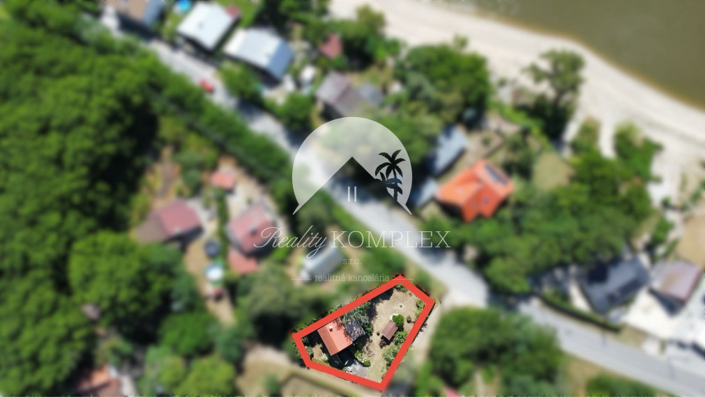 EXKLUZÍVNE IBA U NÁS !!! Reality KOMPLEX s.r.o. vám ponúka na predaj rekreačnú chatu obklopenú krásnou prírodou v obci Radvaň nad Dunajom, 50m od  piesočnatej pláže Dunaja !!!