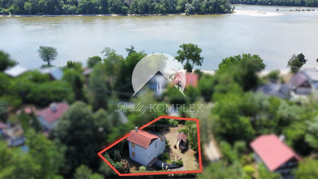 EXKLUZÍVNE IBA U NÁS !!! Reality KOMPLEX s.r.o. vám ponúka na predaj rekreačnú chatu obklopenú krásnou prírodou v obci Radvaň nad Dunajom, 50m od  piesočnatej pláže Dunaja !!!