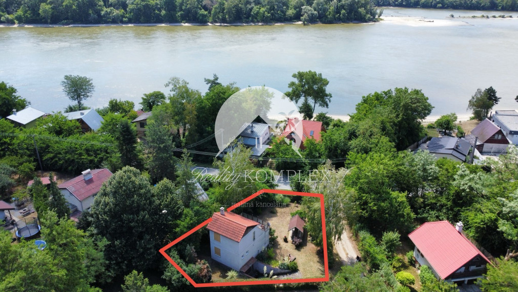 EXKLUZÍVNE IBA U NÁS !!! Reality KOMPLEX s.r.o. vám ponúka na predaj rekreačnú chatu obklopenú krásnou prírodou v obci Radvaň nad Dunajom, 50m od  piesočnatej pláže Dunaja !!!