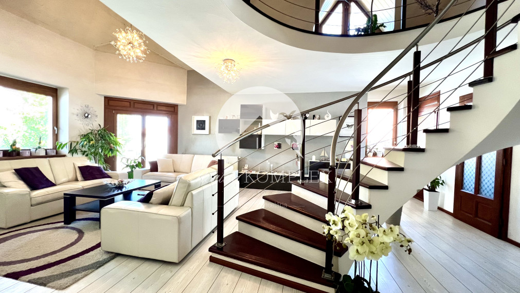 Reality KOMPLEX s.r.o. ponúka na PREDAJ zrekonštruovaný 5 izbový podpivničený rodinný dom s garážou v obci Topoľníky