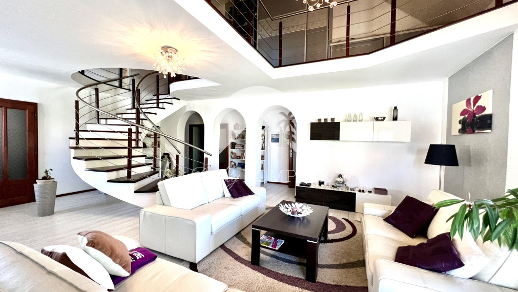 Reality KOMPLEX s.r.o. ponúka na PREDAJ zrekonštruovaný 5 izbový podpivničený rodinný dom s garážou v obci Topoľníky