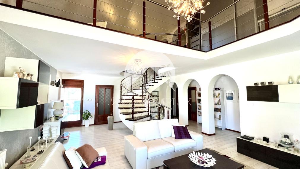 Reality KOMPLEX s.r.o. ponúka na PREDAJ zrekonštruovaný 5 izbový podpivničený rodinný dom s garážou v obci Topoľníky