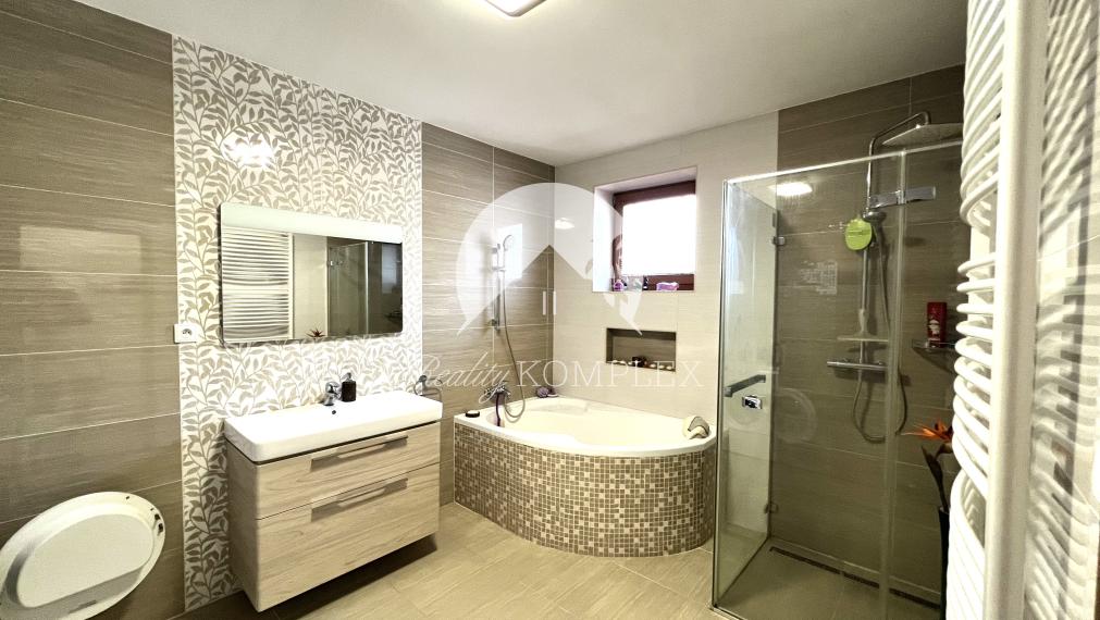 Reality KOMPLEX s.r.o. ponúka na PREDAJ zrekonštruovaný 5 izbový podpivničený rodinný dom s garážou v obci Topoľníky