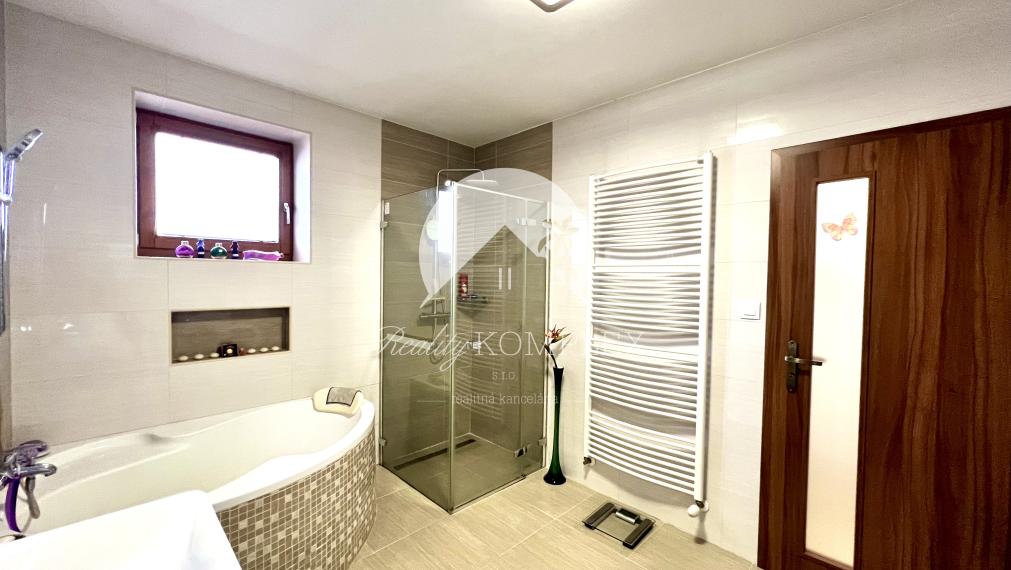 Reality KOMPLEX s.r.o. ponúka na PREDAJ zrekonštruovaný 5 izbový podpivničený rodinný dom s garážou v obci Topoľníky