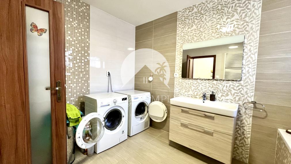 Reality KOMPLEX s.r.o. ponúka na PREDAJ zrekonštruovaný 5 izbový podpivničený rodinný dom s garážou v obci Topoľníky