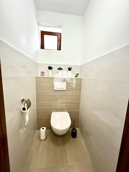 Reality KOMPLEX s.r.o. ponúka na PREDAJ zrekonštruovaný 5 izbový podpivničený rodinný dom s garážou v obci Topoľníky