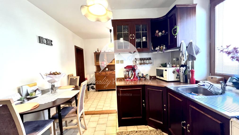 Reality KOMPLEX s.r.o. ponúka na PREDAJ zrekonštruovaný 5 izbový podpivničený rodinný dom s garážou v obci Topoľníky