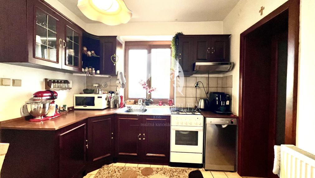 Reality KOMPLEX s.r.o. ponúka na PREDAJ zrekonštruovaný 5 izbový podpivničený rodinný dom s garážou v obci Topoľníky