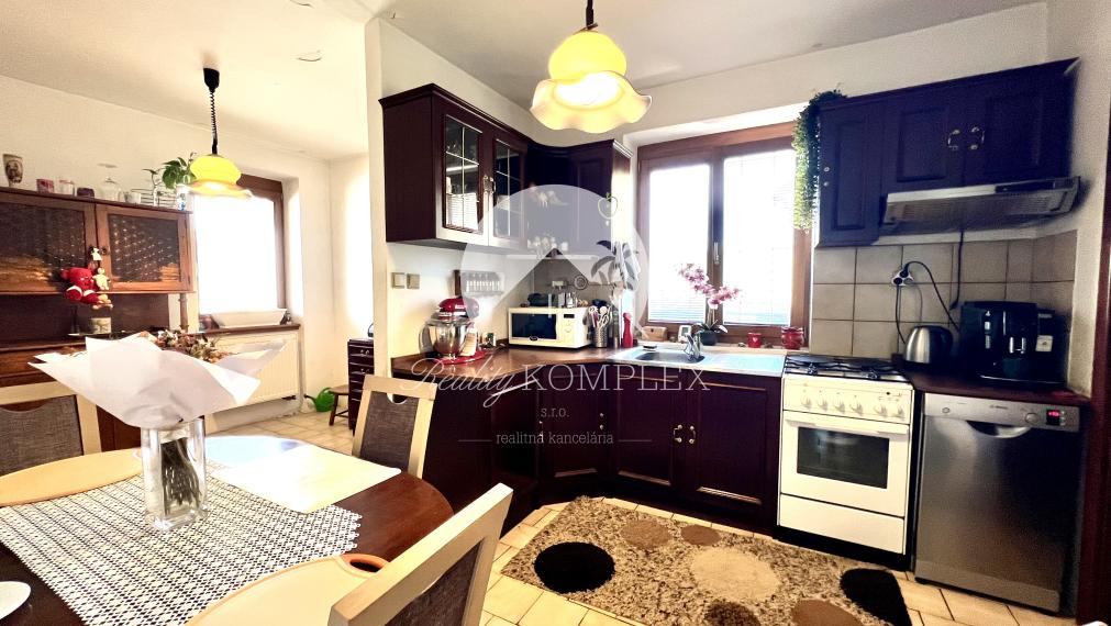 Reality KOMPLEX s.r.o. ponúka na PREDAJ zrekonštruovaný 5 izbový podpivničený rodinný dom s garážou v obci Topoľníky