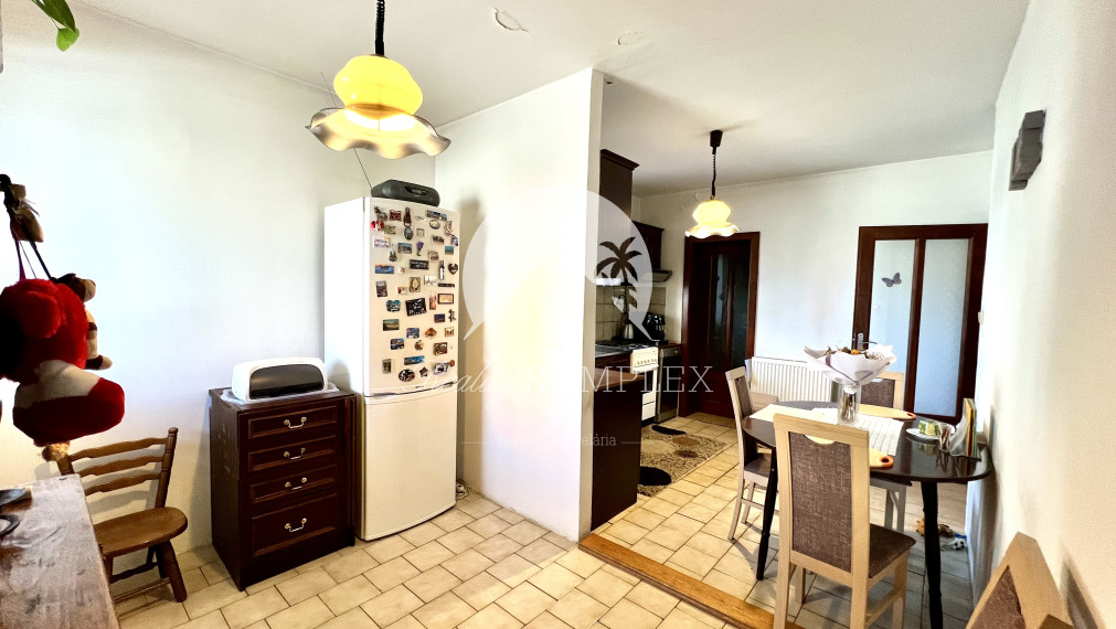 Reality KOMPLEX s.r.o. ponúka na PREDAJ zrekonštruovaný 5 izbový podpivničený rodinný dom s garážou v obci Topoľníky