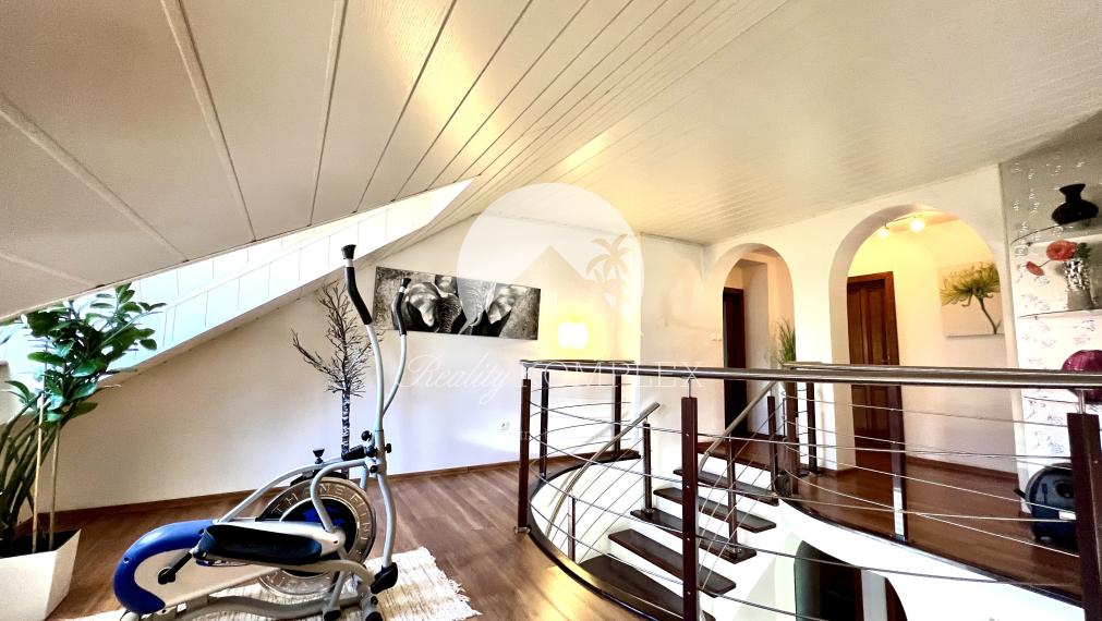 Reality KOMPLEX s.r.o. ponúka na PREDAJ zrekonštruovaný 5 izbový podpivničený rodinný dom s garážou v obci Topoľníky