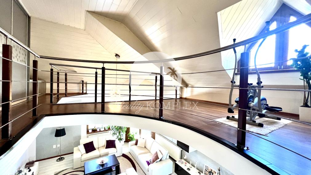 Reality KOMPLEX s.r.o. ponúka na PREDAJ zrekonštruovaný 5 izbový podpivničený rodinný dom s garážou v obci Topoľníky