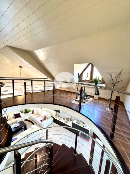 Reality KOMPLEX s.r.o. ponúka na PREDAJ zrekonštruovaný 5 izbový podpivničený rodinný dom s garážou v obci Topoľníky