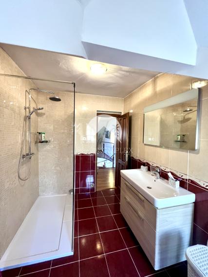 Reality KOMPLEX s.r.o. ponúka na PREDAJ zrekonštruovaný 5 izbový podpivničený rodinný dom s garážou v obci Topoľníky