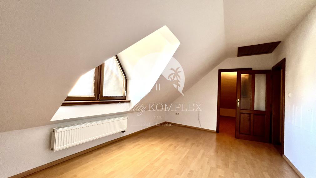 Reality KOMPLEX s.r.o. ponúka na PREDAJ zrekonštruovaný 5 izbový podpivničený rodinný dom s garážou v obci Topoľníky