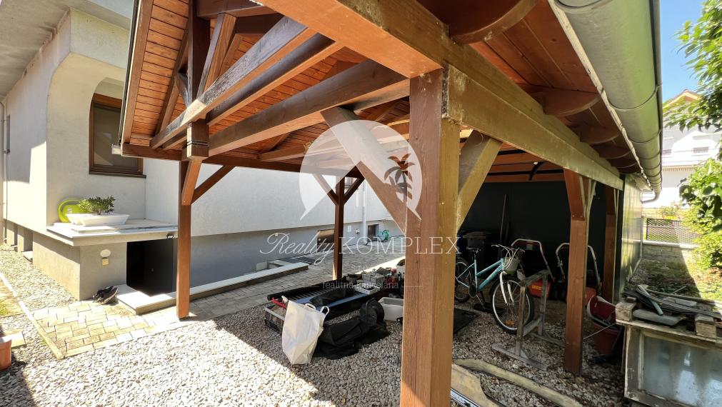 Reality KOMPLEX s.r.o. ponúka na PREDAJ zrekonštruovaný 5 izbový podpivničený rodinný dom s garážou v obci Topoľníky