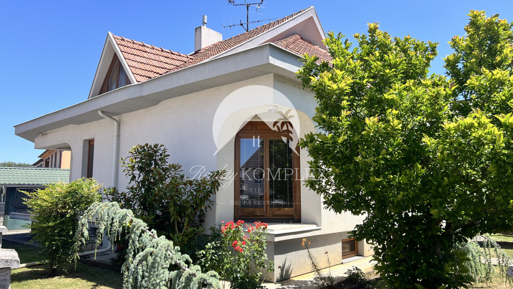 Reality KOMPLEX s.r.o. ponúka na PREDAJ zrekonštruovaný 5 izbový podpivničený rodinný dom s garážou v obci Topoľníky