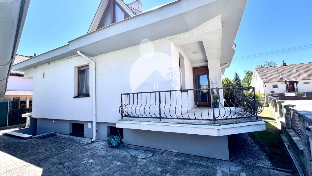 Reality KOMPLEX s.r.o. ponúka na PREDAJ zrekonštruovaný 5 izbový podpivničený rodinný dom s garážou v obci Topoľníky