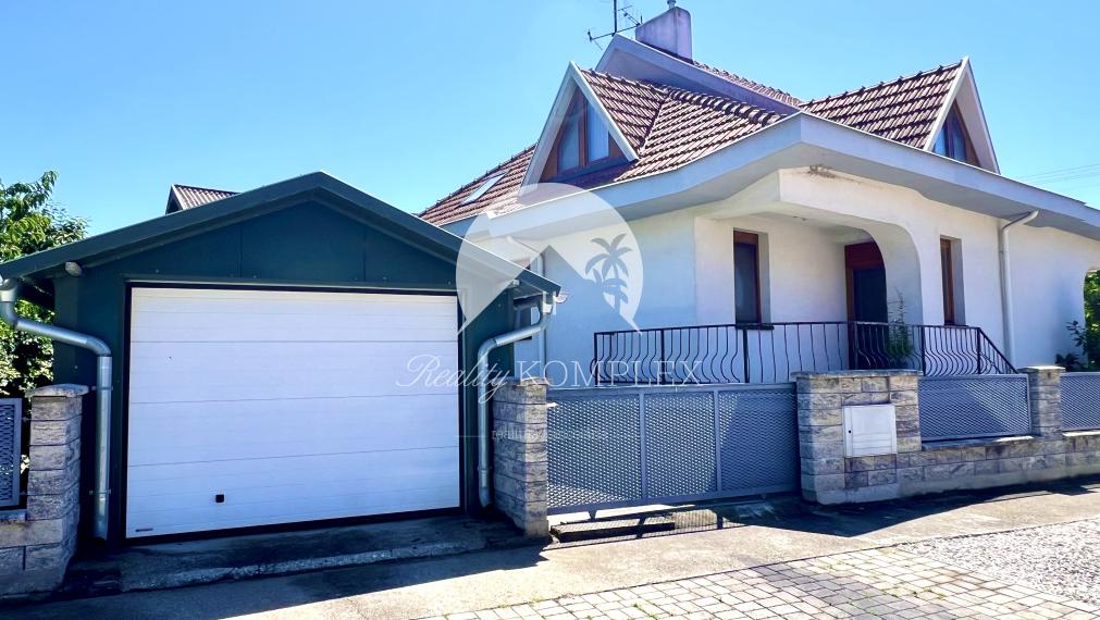 Reality KOMPLEX s.r.o. ponúka na PREDAJ zrekonštruovaný 5 izbový podpivničený rodinný dom s garážou v obci Topoľníky