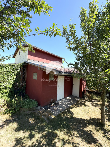 Reality KOMPLEX s.r.o. Vám ponúka na PREDAJ víkendový domček v NOVEJ STRÁŽI časť Komárna.