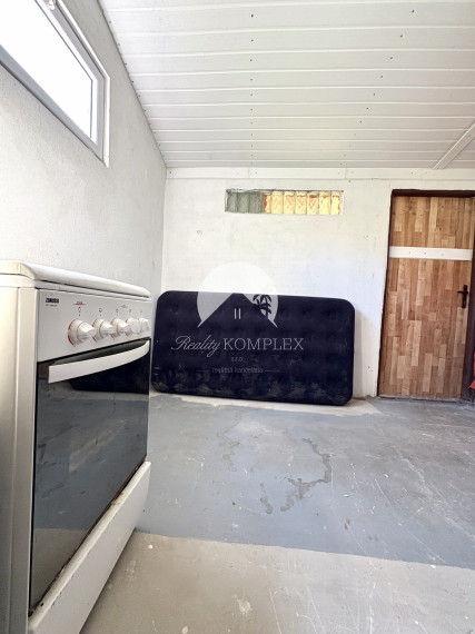 Reality KOMPLEX s.r.o. Vám ponúka na PREDAJ víkendový domček v NOVEJ STRÁŽI časť Komárna.