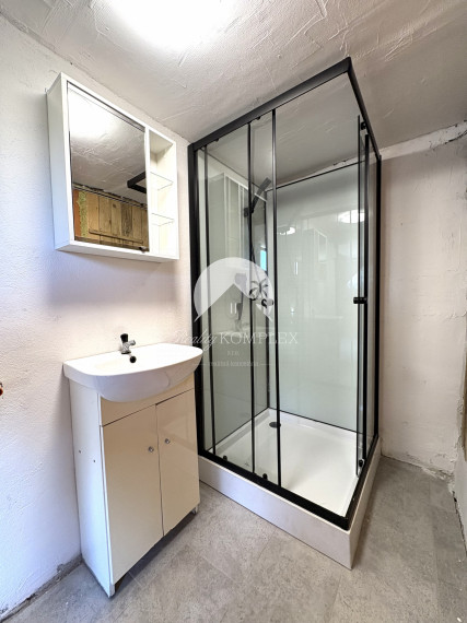 Reality KOMPLEX s.r.o. Vám ponúka na PREDAJ víkendový domček v NOVEJ STRÁŽI časť Komárna.