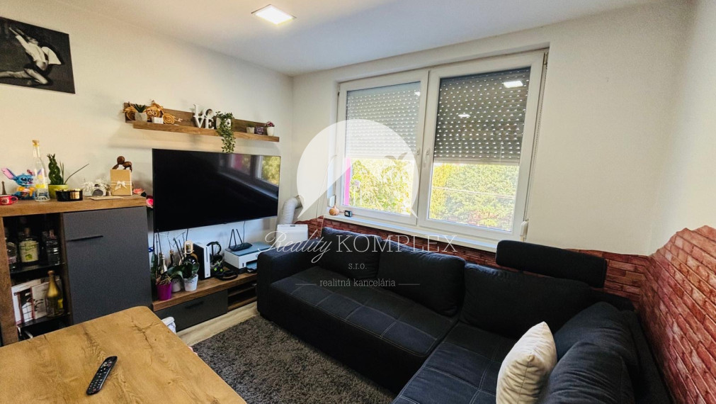 Reality KOMPLEX s.r.o. Vám ponúka exkluzívne na predaj moderný, kompletne zrekonštruovaný 1-izbový byt nachádzajúci sa vo vyhľadávanej časti obce Zemianska Olča.