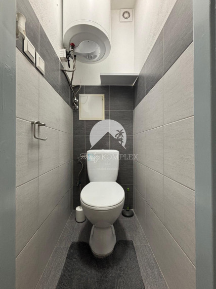 Reality KOMPLEX s.r.o. Vám ponúka exkluzívne na predaj moderný, kompletne zrekonštruovaný 1-izbový byt nachádzajúci sa vo vyhľadávanej časti obce Zemianska Olča.