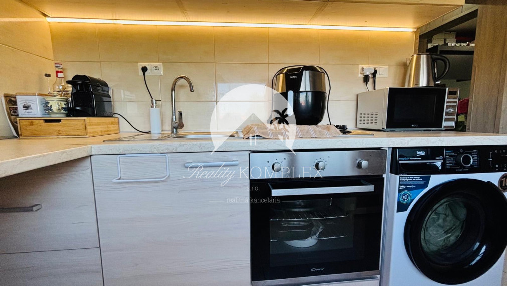 Reality KOMPLEX s.r.o. Vám ponúka exkluzívne na predaj moderný, kompletne zrekonštruovaný 1-izbový byt nachádzajúci sa vo vyhľadávanej časti obce Zemianska Olča.