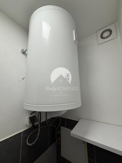 Reality KOMPLEX s.r.o. Vám ponúka exkluzívne na predaj moderný, kompletne zrekonštruovaný 1-izbový byt nachádzajúci sa vo vyhľadávanej časti obce Zemianska Olča.