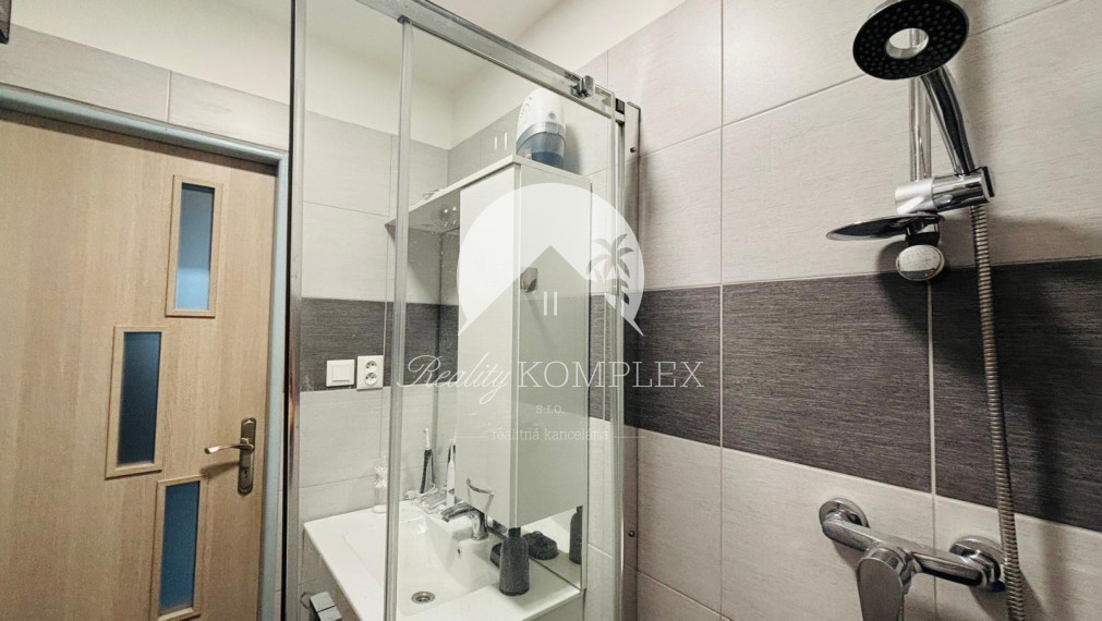 Reality KOMPLEX s.r.o. Vám ponúka exkluzívne na predaj moderný, kompletne zrekonštruovaný 1-izbový byt nachádzajúci sa vo vyhľadávanej časti obce Zemianska Olča.