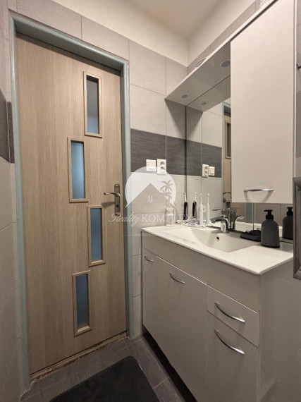 Reality KOMPLEX s.r.o. Vám ponúka exkluzívne na predaj moderný, kompletne zrekonštruovaný 1-izbový byt nachádzajúci sa vo vyhľadávanej časti obce Zemianska Olča.