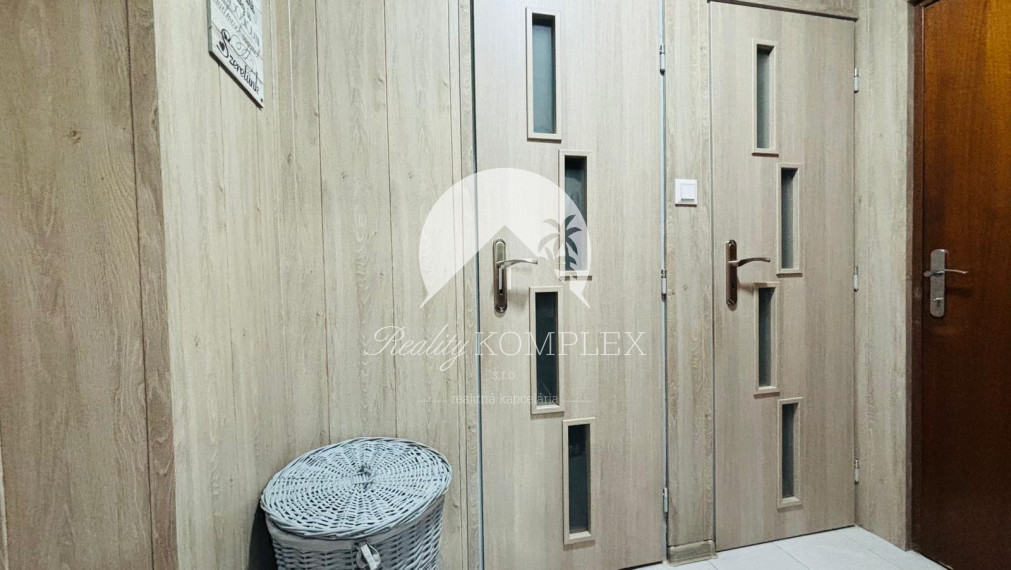 Reality KOMPLEX s.r.o. Vám ponúka exkluzívne na predaj moderný, kompletne zrekonštruovaný 1-izbový byt nachádzajúci sa vo vyhľadávanej časti obce Zemianska Olča.