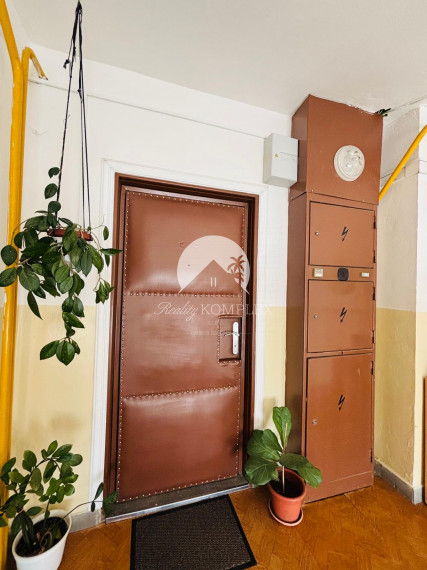 Reality KOMPLEX s.r.o. Vám ponúka exkluzívne na predaj moderný, kompletne zrekonštruovaný 1-izbový byt nachádzajúci sa vo vyhľadávanej časti obce Zemianska Olča.