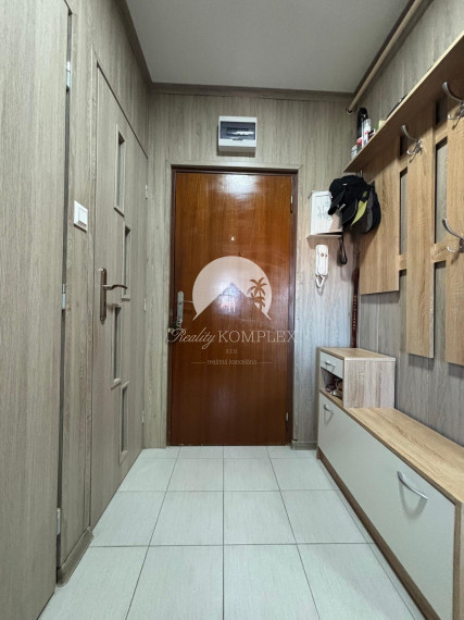 Reality KOMPLEX s.r.o. Vám ponúka exkluzívne na predaj moderný, kompletne zrekonštruovaný 1-izbový byt nachádzajúci sa vo vyhľadávanej časti obce Zemianska Olča.