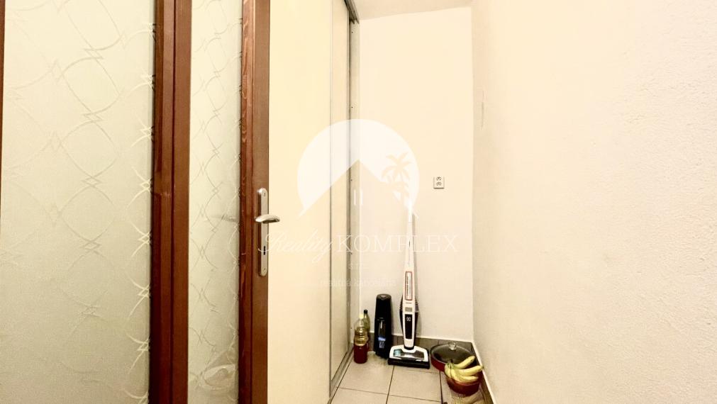 Reality KOMPLEX s.r.o. ponúka na PREDAJ zrekonštruovaný 5 izbový podpivničený rodinný dom s garážou v obci Topoľníky