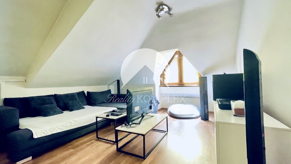 Reality KOMPLEX s.r.o. ponúka na PREDAJ zrekonštruovaný 5 izbový podpivničený rodinný dom s garážou v obci Topoľníky