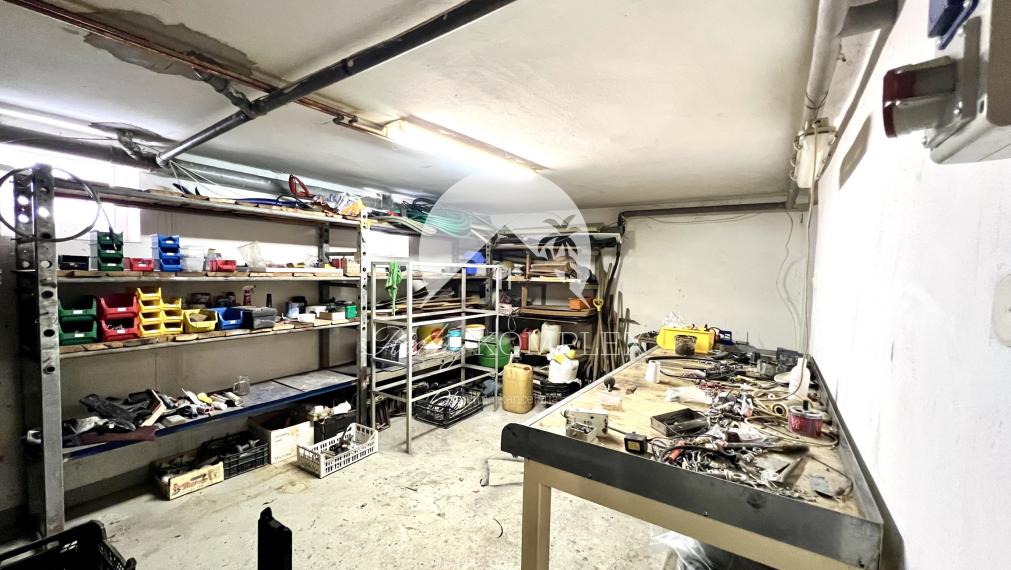 Reality KOMPLEX s.r.o. ponúka na PREDAJ zrekonštruovaný 5 izbový podpivničený rodinný dom s garážou v obci Topoľníky