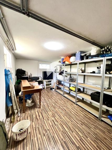 Reality KOMPLEX s.r.o. ponúka na PREDAJ zrekonštruovaný 5 izbový podpivničený rodinný dom s garážou v obci Topoľníky