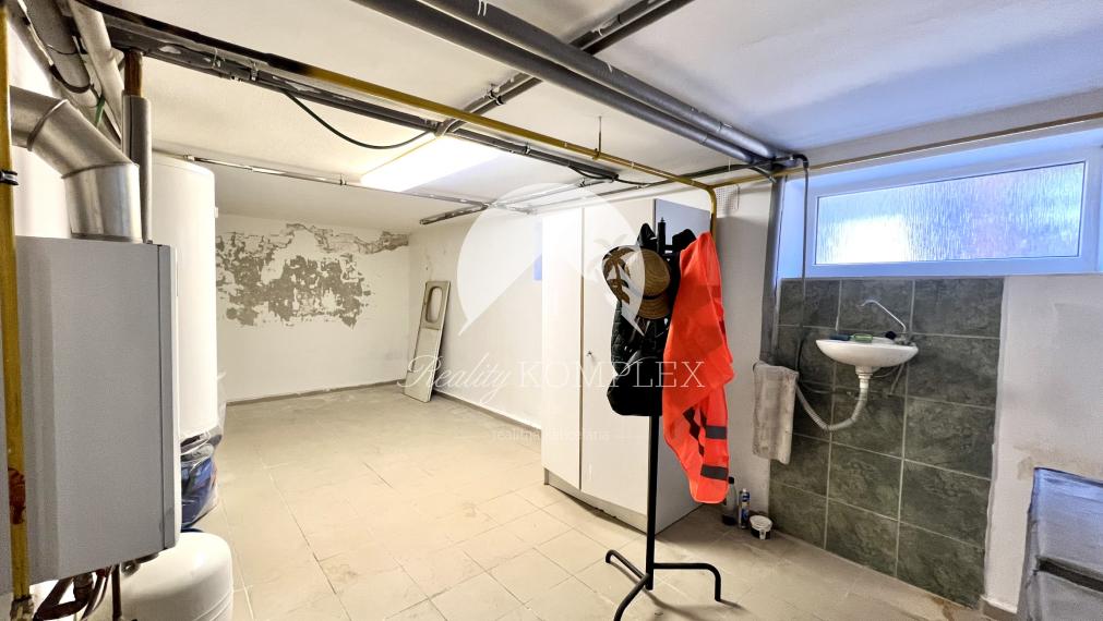 Reality KOMPLEX s.r.o. ponúka na PREDAJ zrekonštruovaný 5 izbový podpivničený rodinný dom s garážou v obci Topoľníky