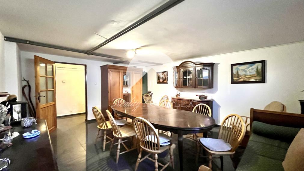 Reality KOMPLEX s.r.o. ponúka na PREDAJ zrekonštruovaný 5 izbový podpivničený rodinný dom s garážou v obci Topoľníky