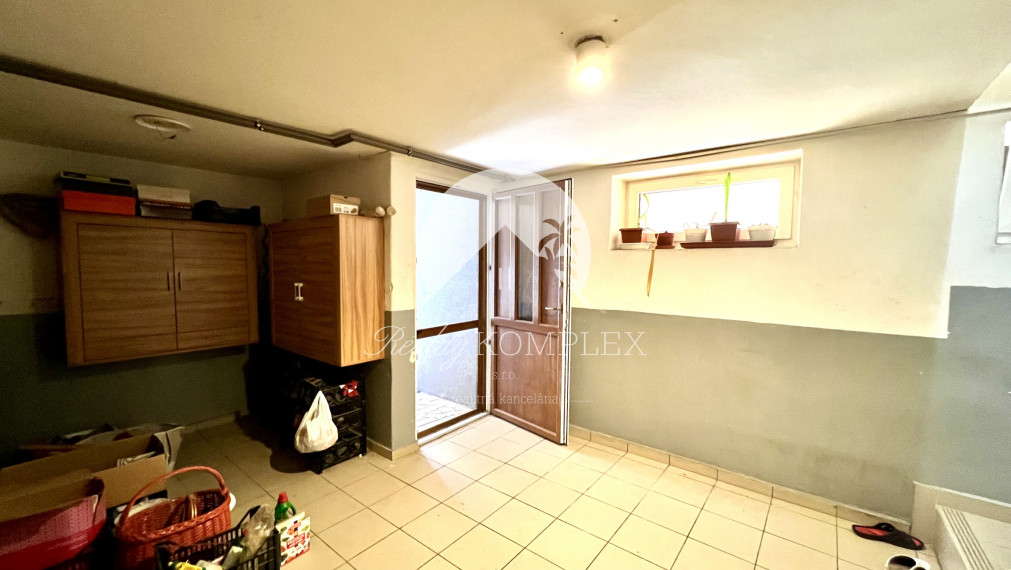 Reality KOMPLEX s.r.o. ponúka na PREDAJ zrekonštruovaný 5 izbový podpivničený rodinný dom s garážou v obci Topoľníky