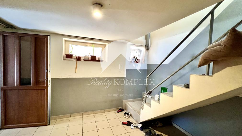 Reality KOMPLEX s.r.o. ponúka na PREDAJ zrekonštruovaný 5 izbový podpivničený rodinný dom s garážou v obci Topoľníky