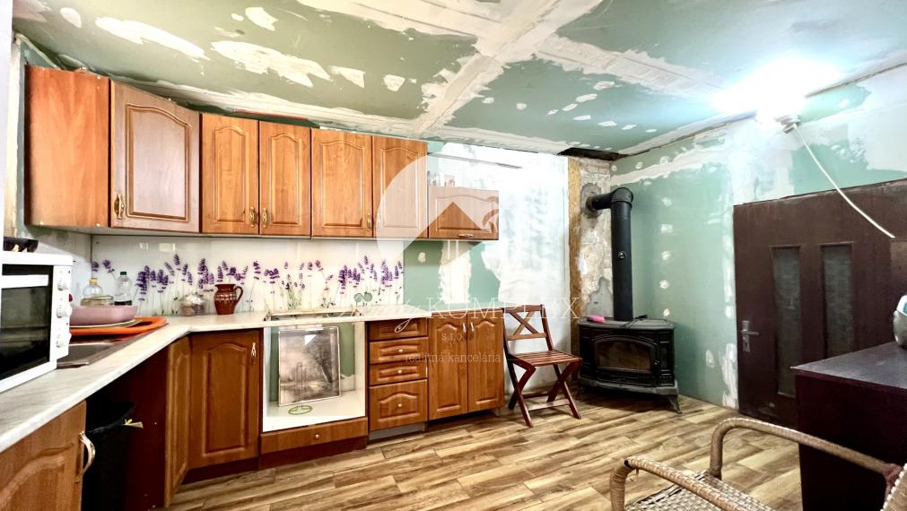 Reality KOMPLEX s.r.o. ponúka na PREDAJ viničný domček s priestranným pozemkom v obci Kamenín