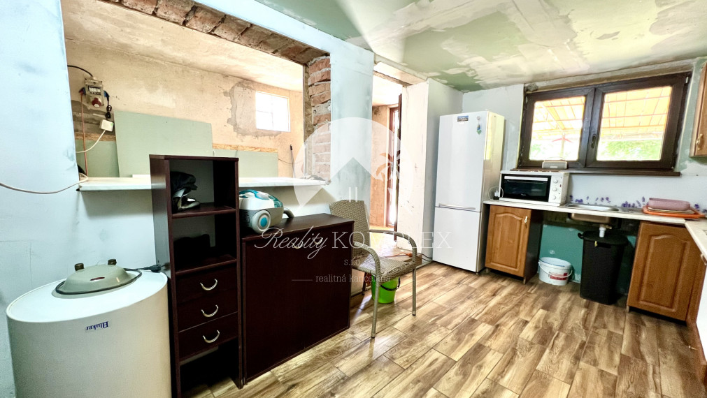 Reality KOMPLEX s.r.o. ponúka na PREDAJ viničný domček s priestranným pozemkom v obci Kamenín