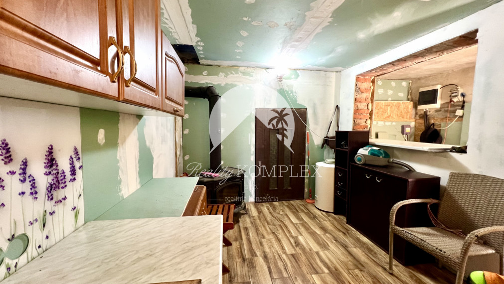 Reality KOMPLEX s.r.o. ponúka na PREDAJ viničný domček s priestranným pozemkom v obci Kamenín