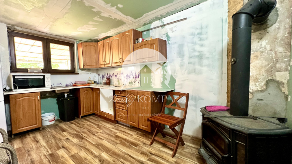 Reality KOMPLEX s.r.o. ponúka na PREDAJ viničný domček s priestranným pozemkom v obci Kamenín