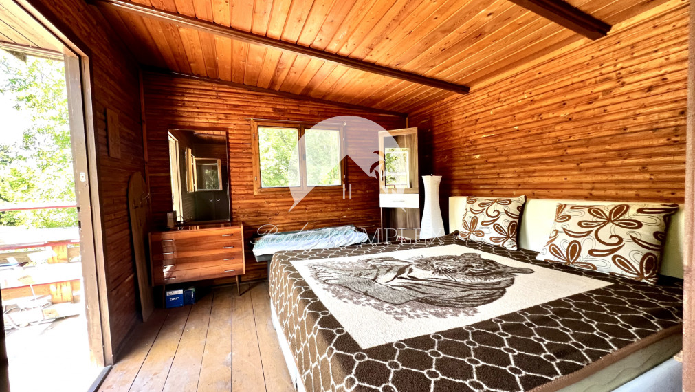 Reality KOMPLEX s.r.o. ponúka na PREDAJ viničný domček s priestranným pozemkom v obci Kamenín